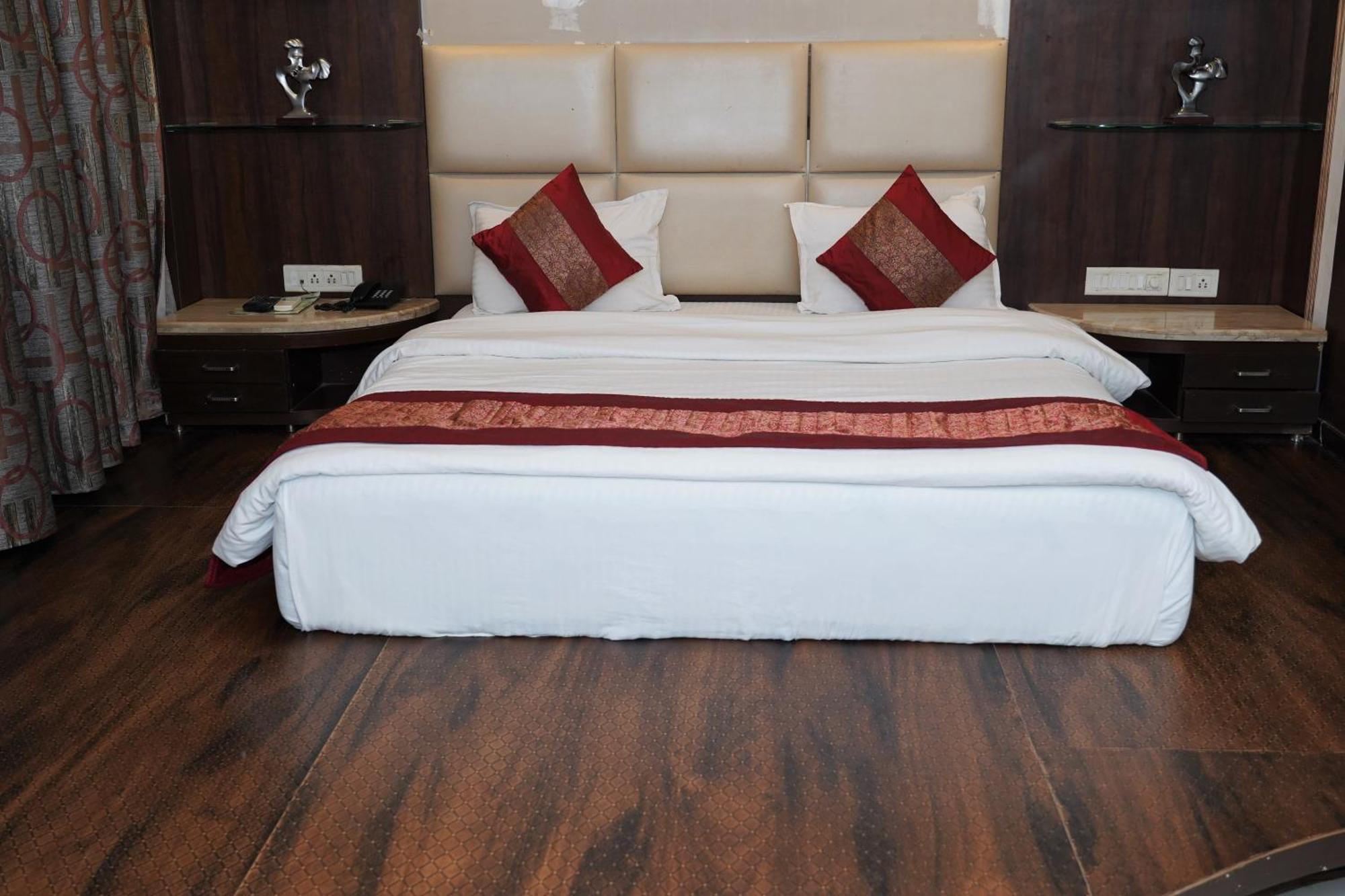 Marshall The Grand Hotel Ahmedabad Eksteriør billede